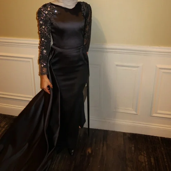 Elegant Navy Evening Gown with Embellished Sleeves - Picture 3 of 4